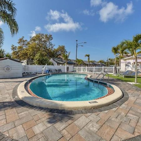 Located By The Beach 1 Bedroom With Parking And Pool Clearwater Bagian luar foto