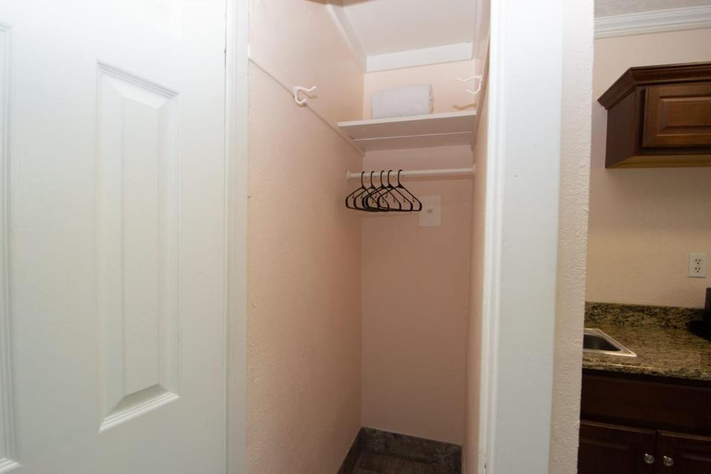 Located By The Beach 1 Bedroom With Parking And Pool Clearwater Bagian luar foto