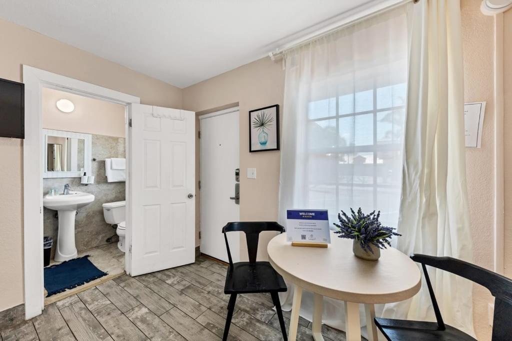 Located By The Beach 1 Bedroom With Parking And Pool Clearwater Bagian luar foto
