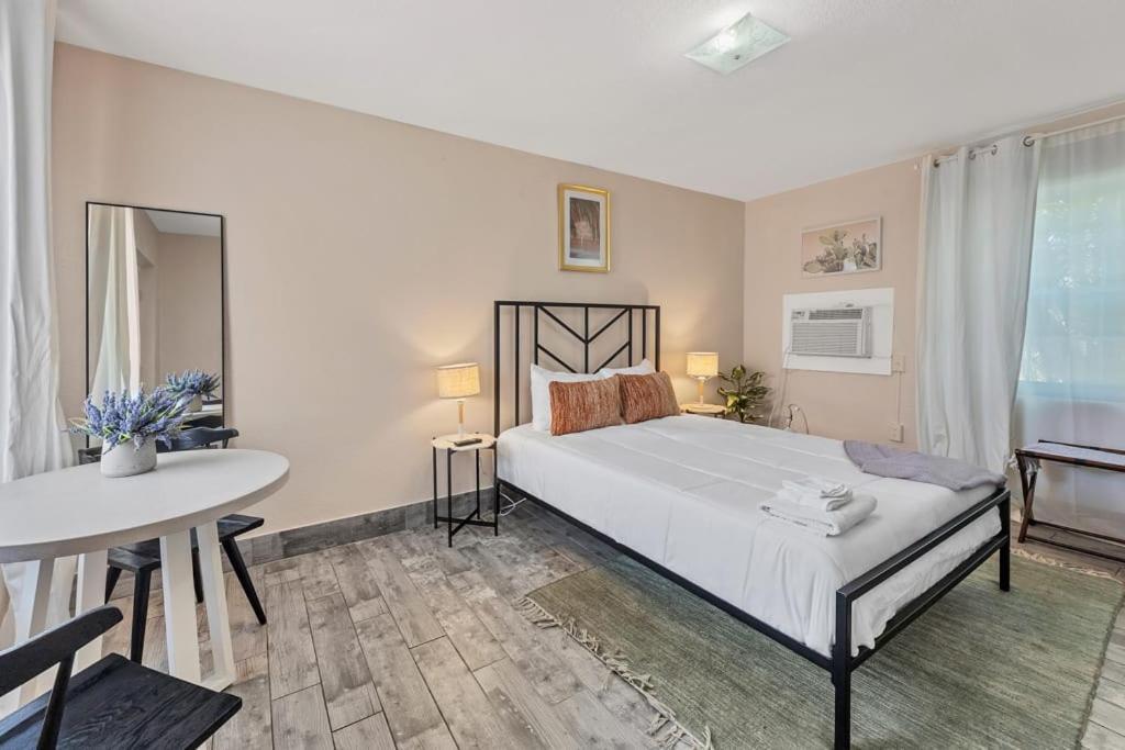 Located By The Beach 1 Bedroom With Parking And Pool Clearwater Bagian luar foto