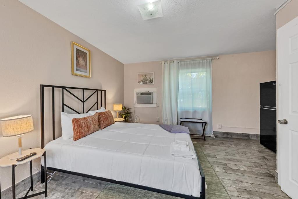 Located By The Beach 1 Bedroom With Parking And Pool Clearwater Bagian luar foto