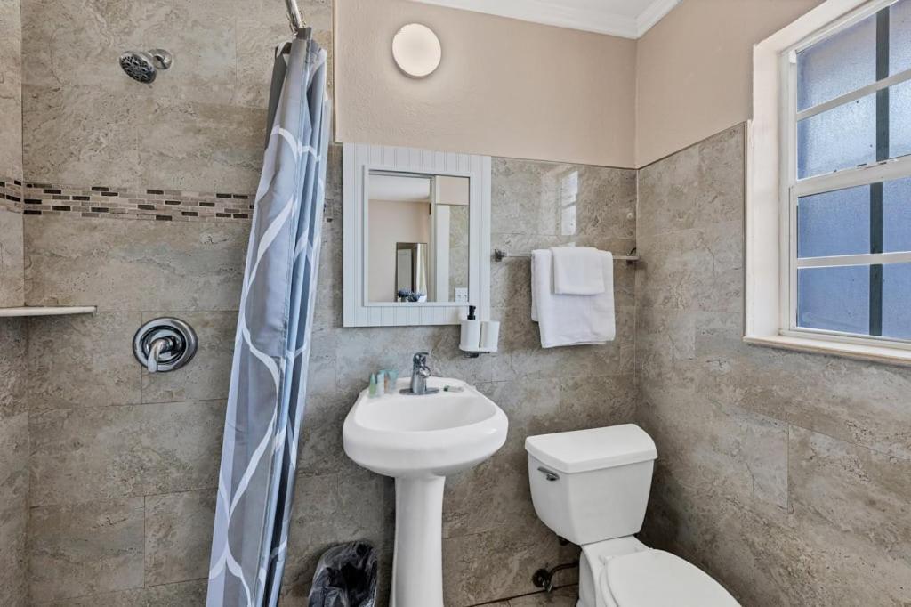 Located By The Beach 1 Bedroom With Parking And Pool Clearwater Bagian luar foto