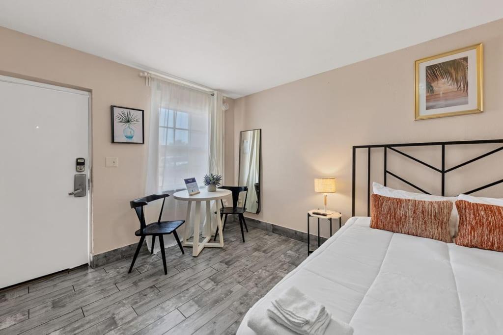 Located By The Beach 1 Bedroom With Parking And Pool Clearwater Bagian luar foto