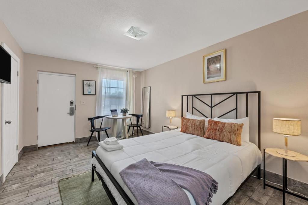 Located By The Beach 1 Bedroom With Parking And Pool Clearwater Bagian luar foto