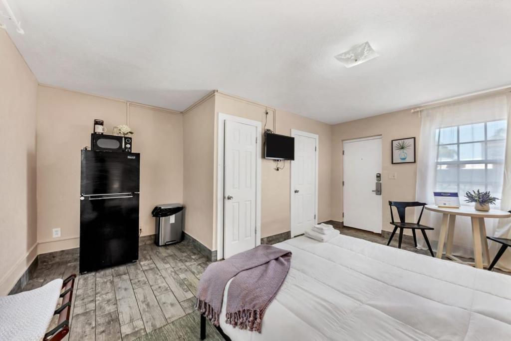 Located By The Beach 1 Bedroom With Parking And Pool Clearwater Bagian luar foto