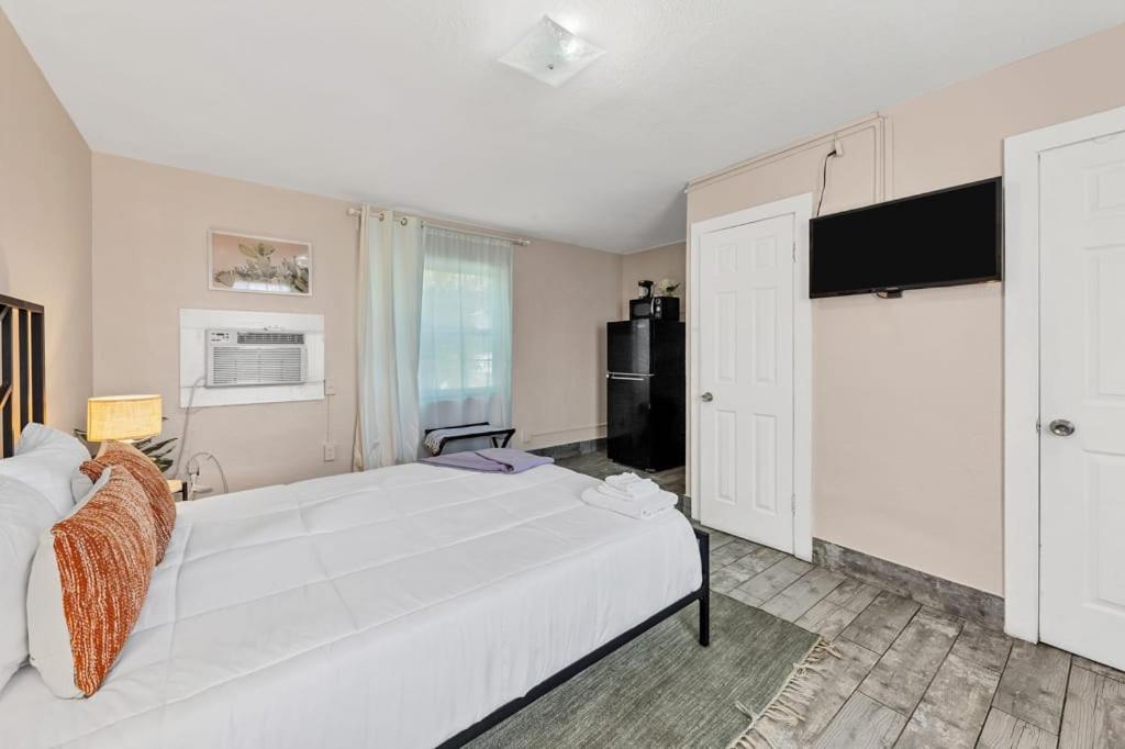 Located By The Beach 1 Bedroom With Parking And Pool Clearwater Bagian luar foto