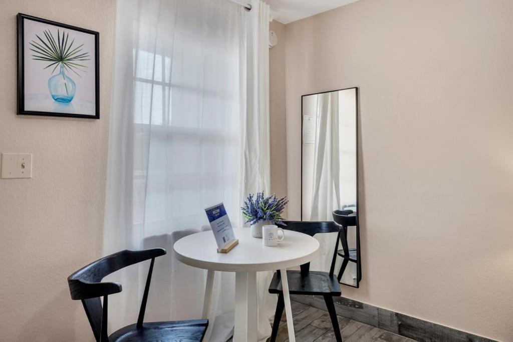 Located By The Beach 1 Bedroom With Parking And Pool Clearwater Bagian luar foto