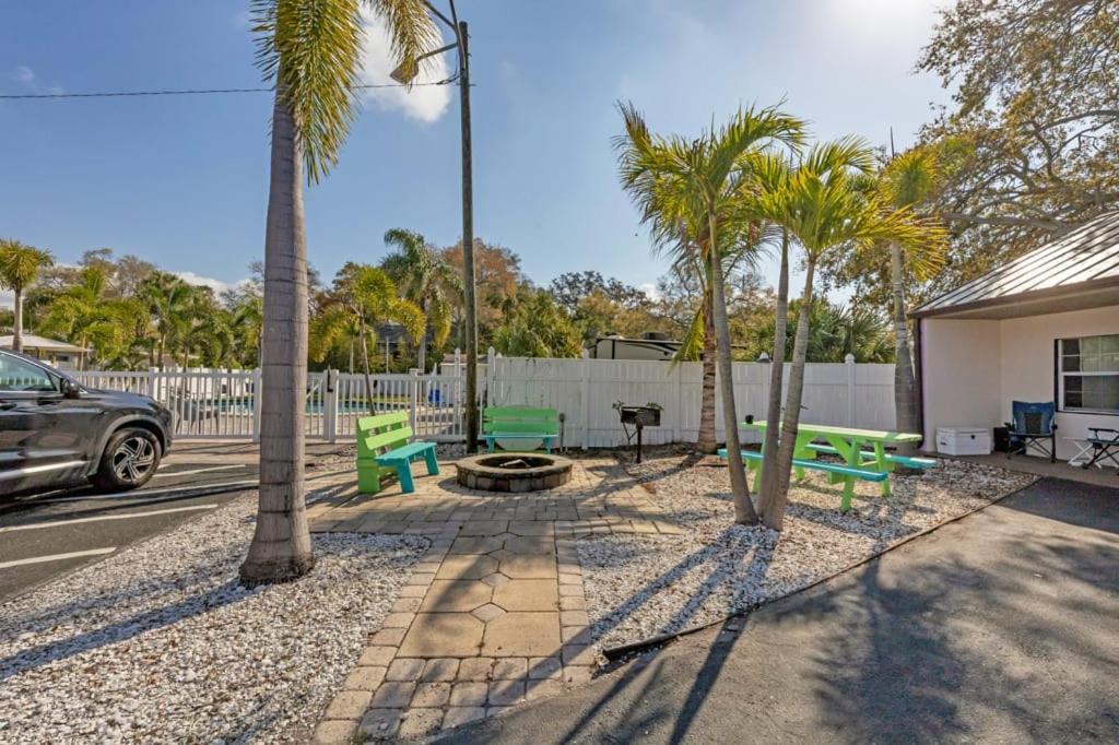 Located By The Beach 1 Bedroom With Parking And Pool Clearwater Bagian luar foto