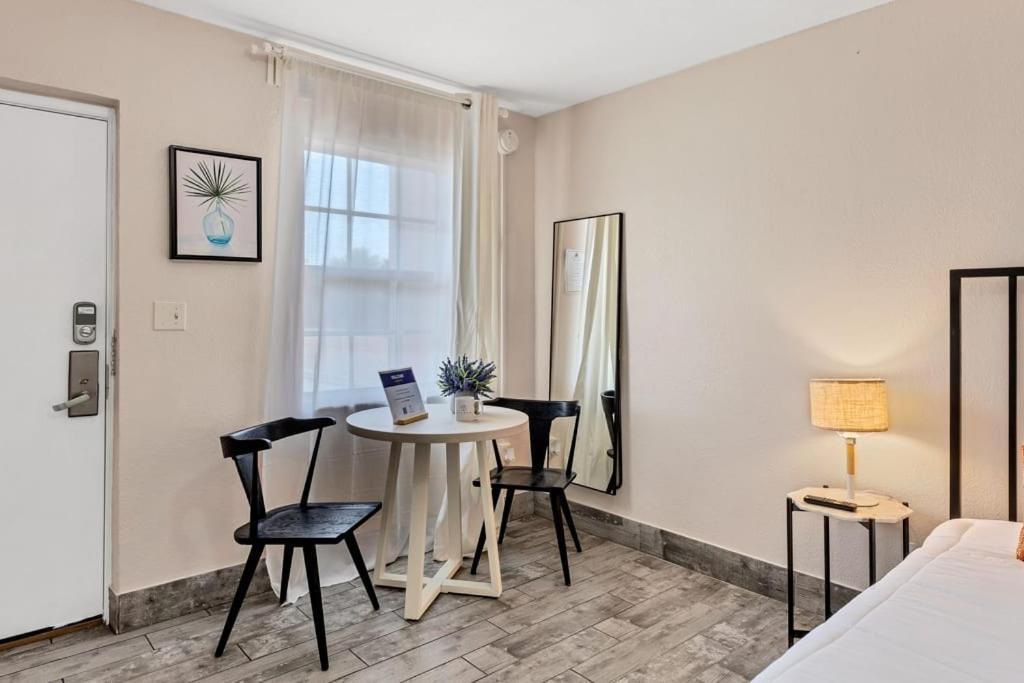 Located By The Beach 1 Bedroom With Parking And Pool Clearwater Bagian luar foto